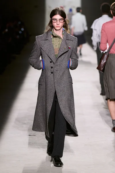 Look 16